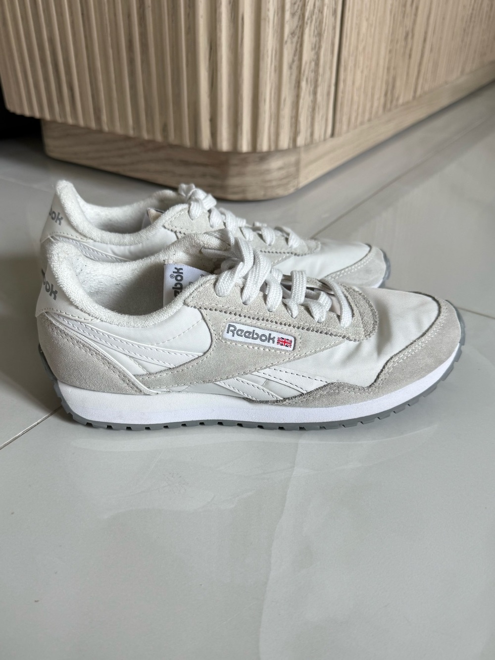 Reebok White and Light Gray Low-Top Sneakers size 6